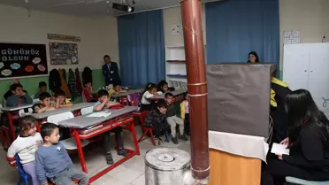 Köy Okullarında Hacivat-Karagöz Şenliği
