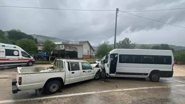 Karacabey'de Minibüs-Kamyonet Çarpıştı: 1 Ölü, 2 Yaralı