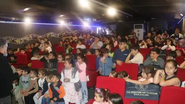 Gezen Sinema Tırı Keban'da Çocuklarla Buluştu