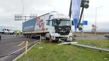 Kars'ta otomobil ile tırın çarpıştığı kazada 1 kişi öldü, 3 kişi yaralandı