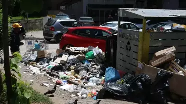 Priştine'de Çöp Grevi: Sokaklar Yine Kirli