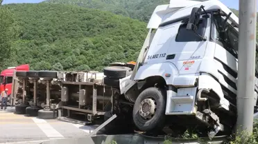 Geyve'de Tır Devrildi, Yol Kapandı
