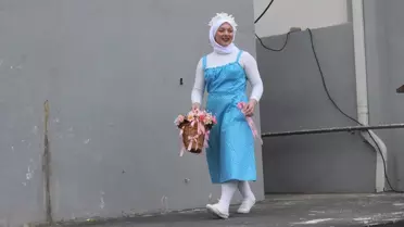 Sakarya'da öğrenciler atık malzemelerden yaptıkları kıyafetler ve nostaljik giysilerle sahneye çıktı