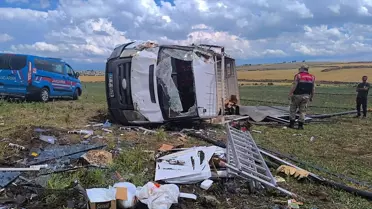 Siverek'te Kamyonet Devrildi: 3 Yaralı