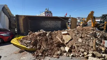 Sultanbeyli'de Kamyon Eğitim Aracının Üzerine Devrildi