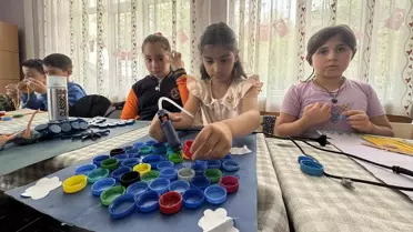 Toplanan mavi kapaklar öğrencilerin emeğiyle Anneler Günü hediyesi oldu