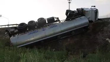 Yozgat'ta Tır Devrildi, Sürücü Yaralandı