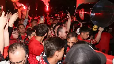 Binlerce taraftar akın etti! Şampiyon Gençlerbirliği, Ankara'da coşkuyla karşılandı