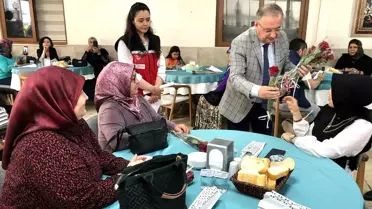 Erdemli'de annelerin günü güllerle kutlandı