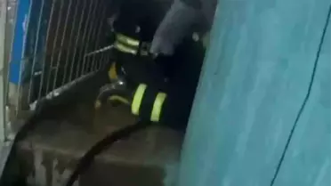 Sivas'ta Metruk Binada Yangın: İtfaiye Ekiplerinin Mücadelesi Kask Kamerasında