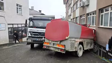 Freni Boşalan Tanker, Belediyeye Ait Araca ve Kaymakamlık Binasına Çarptı