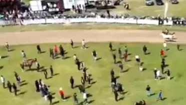 Jokeyini Atan At, Yarışı Kazandı