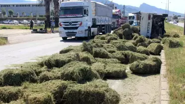Manisa'da Saman Yüklü Kamyonet Takla Attı
