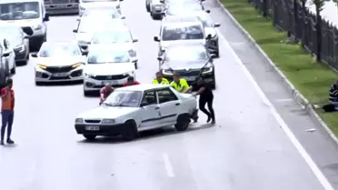 Kaza yapan otomobili polisler iterek yol kenarına çekti