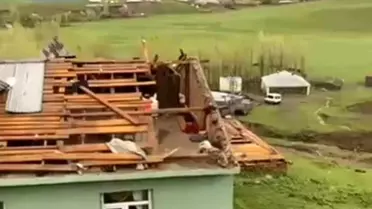 Muş'ta Şiddetli Fırtına: Çatılar Uçtu, Ağaçlar Devrildi