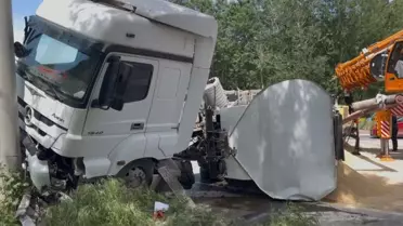 Geyve'de Yem Yüklü TIR Devrildi