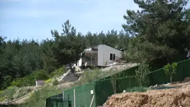 Kaçak villasını yıkımdan vinçle kaçırdı