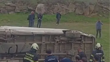 Kayseri'de Öğrenci Minibüsü Devrildi: 16 Yaralı