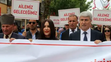 Van'da 'Aile Yılı' yürüyüşü yapıldı