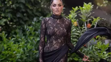 Hande Erçel derin yırtmaçlı cesur elbisesiyle geceye damga vurdu