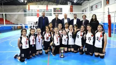 Alaca Belediyespor Küçükler Voleybol Turnuvası'nda İkinciliği Elde Etti