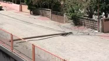 Tosya'da Rüzgar Direği Devirdi