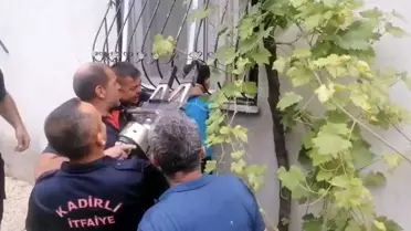Oyun oynarken kafası demir parmaklığa sıkışan çocuğu itfaiye kurtardı