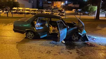 Antalya'da Tırla Çarpışan Otomobilde 2 Yaralı