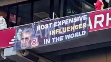 RAMS Park'ta şampiyonluk maçı öncesi Mourinho pankartı