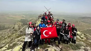 Kırşehir'de Dağcılar 19 Mayıs'ı Zirvede Kutladı