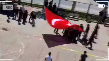 Kayseri'de Öğrenciler Yere Düşen Türk Bayrağını Yakalayarak Alkış Topladı