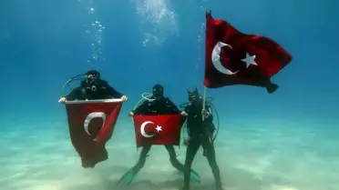 Fethiye'de Dalgıçlar 19 Mayıs'ı Deniz Dibinde Kutladı