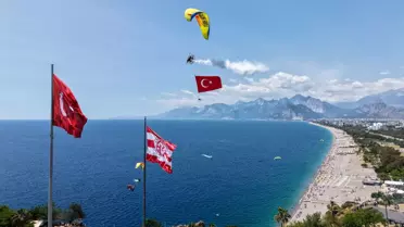 THK'dan 19 Mayıs Coşkusu: Paramotor Gösterisi