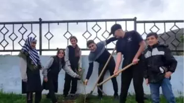 Öğrenciler Fidan Dikti