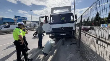 Kalp Krizi Geçiren Şoför Kamyonu Bariyere Çarptı