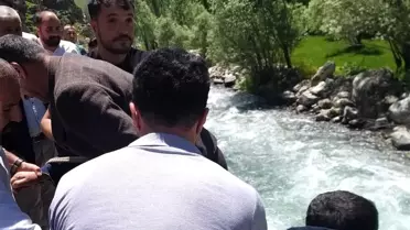Bahçesaray'da Kamyonet Dereye Uçtu