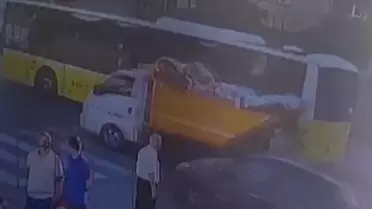 Çöp kamyonu temizlik işçisinin üzerinden geçti