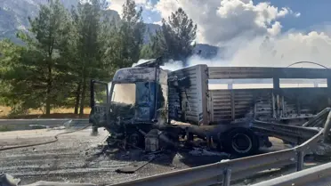 Adana'da Büyükbaş Hayvanlı Tırda Yangın