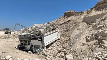 Ceyhan'da Kamyon Devrildi: Sürücü Hayatını Kaybetti
