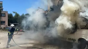 Kozan'da Park Halindeki Minibüs Yandı