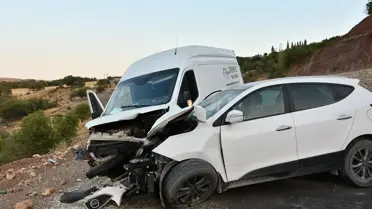 Besni'de Minibüs ve Otomobil Çarpıştı