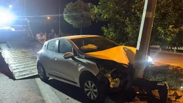 Aydınlatma Direğine Çarpan Araçta 4 Yaralı