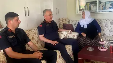 Afyonkarahisar İl Jandarma Komutanı Jandarma Albay Yağan'dan şehit ailesine ziyaret