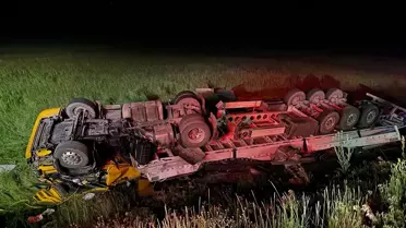 Şarampole Devrilen Tırda Sürücü Hayatını Kaybetti