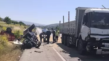 Sivas'ta Kamyon-Traktör Çarpışması: 1 Yaralı