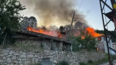 Suluova'da Yangın: 4 Ev Yanarak Kullanılamaz Hale Geldi