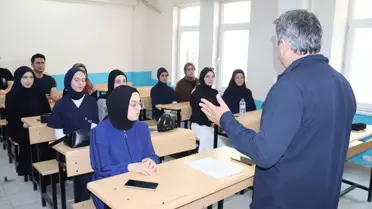 Amasya'da halk eğitimi merkezindeki kursta işaret dili 'kamyon arkası yazılarıyla' öğretiliyor