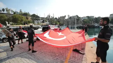 Antalya'da 15 Temmuz dolayısıyla denizde Türk bayrağı açıldı