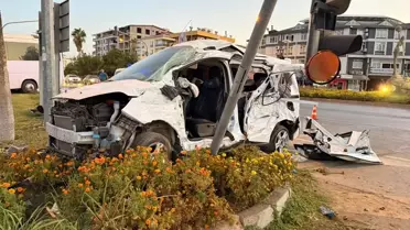 Gazipaşa'da Midibüs ve Hafif Ticari Araç Çarpıştı