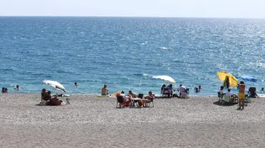 Antalya sahilinde kalabalık yaz keyfi
